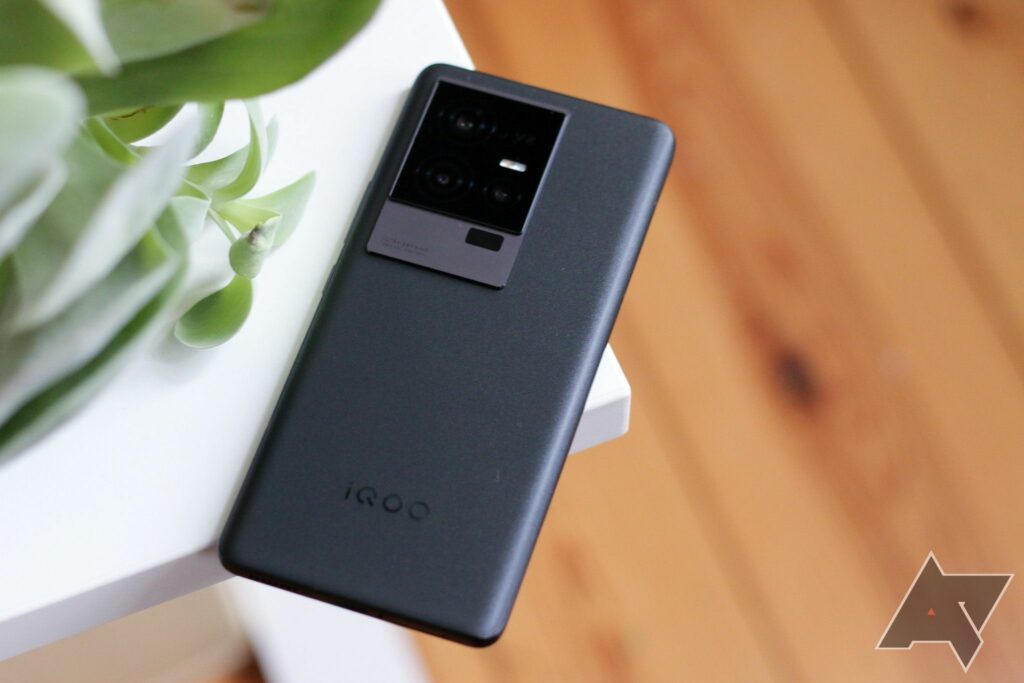 iqoo-11-review:-a-performance-showcase,-but-not-much-more