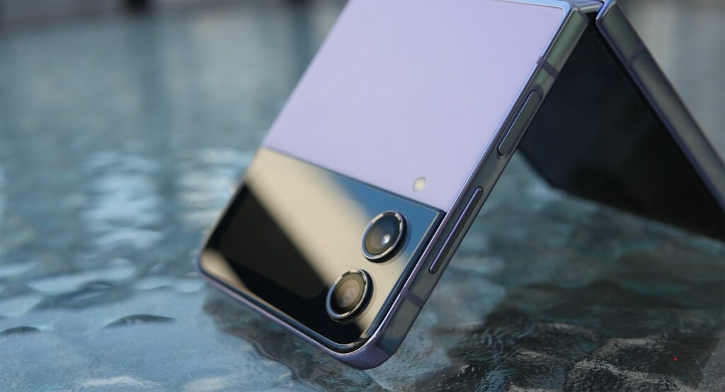 the-galaxy-z-flip-5-could-repeat-one-of-samsung’s-dumbest-mistakes-from-the-s23