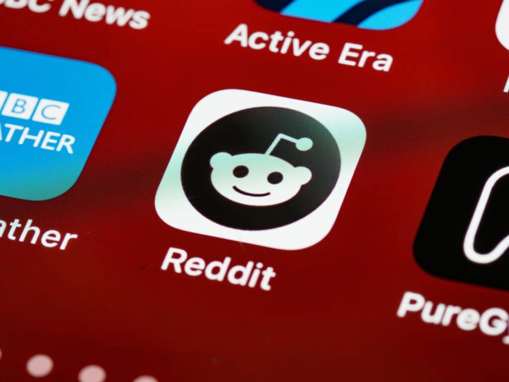 reddit-threatens-to-take-over-blacked-out-subreddits-by-replacing-moderators