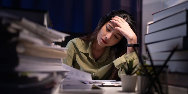 people-maybe-working-overtime-due-to-too-many-meetings-and-emails-finds-report