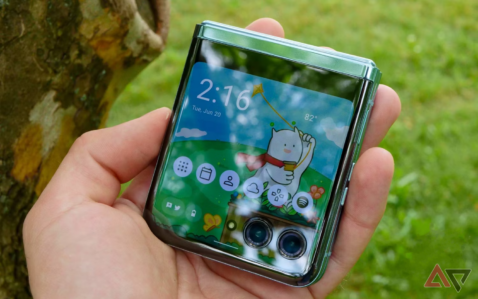 this-top-rated-motorola-foldable-phone-is-now-$700-off-as-it-drops-to-its-lowest-price-ever