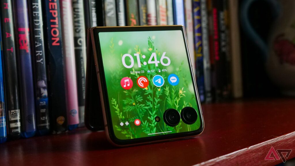 motorola-razr-ultra-(2025)-review:-pretty,-impressive,-pretty-expensive