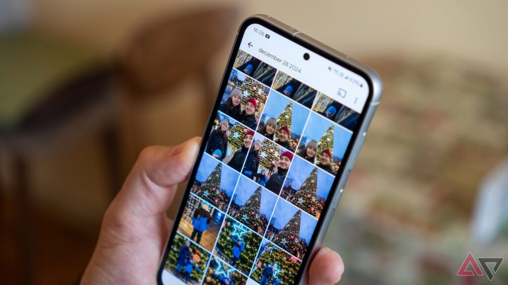 google-photos-stacks-just-got-a-much-requested-feature,-but-you-can’t-use-it-yet
