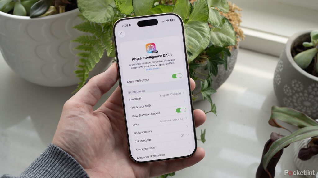 apple-reportedly-working-on-“stripped-down”-ai-chatbot-to-compete-with-chatgpt-and-gemini