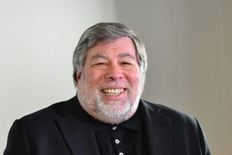steve-wozniak-warns-of-crypto-scams-–-cbs-accidentally-illustrates-with-disney-animatronic