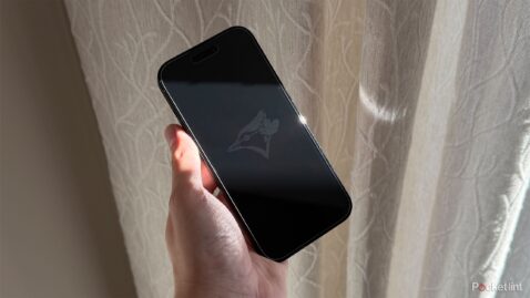 this-screen-protector’s-disappearing-act-is-impressive,-but-not-perfect